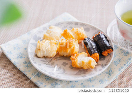 Rice crackers and rice crackers 113851060