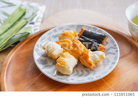 Rice crackers and rice crackers 113851065