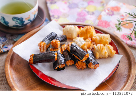 Rice crackers and seaweed-wrapped rice crackers 113851072