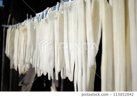 農村陽光下曬蘿蔔的畫面 113852042