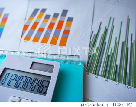 桌子上的圖表和筆記本 113853144