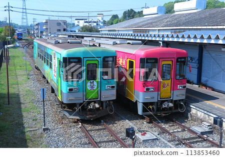 A Flower 2000-type train parked at Hojomachi Station on the Hojo Railway, a local line that runs through southern Hyogo Prefecture. A Flower 2000-type train parked at Hojomachi Station on the Hojo Railway, a local line that runs through southern Hyogo Prefecture. 113853460