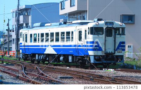 A Kiha 40-type locomotive from the Gono Line of the Hojo Railway, a local line that runs through southern Hyogo Prefecture A Kiha 40-type locomotive from the Gono Line of the Hojo Railway, a local line that runs through southern Hyogo Prefecture 113853478