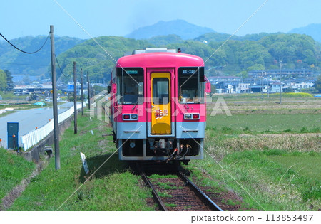 運行於兵庫縣南部的地方列車北條鐵道,Flower 2000 型列車穿過田野 運行於兵庫縣南部的地方列車北條鐵道,Flower 2000 型列車穿過田野 113853497
