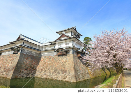 【石川縣】晴朗的金澤城、菱櫓和櫻花盛開 【石川縣】晴朗的金澤城、菱櫓和櫻花盛開 113853601