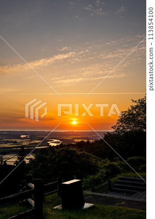 【莊內風景】夕陽下可以看到莊內平原和日本海_朝海之森（山形縣坂田市） 113854100
