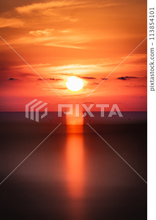 【莊內風景】夕陽下可以看到莊內平原和日本海_朝海之森（山形縣坂田市） 113854101