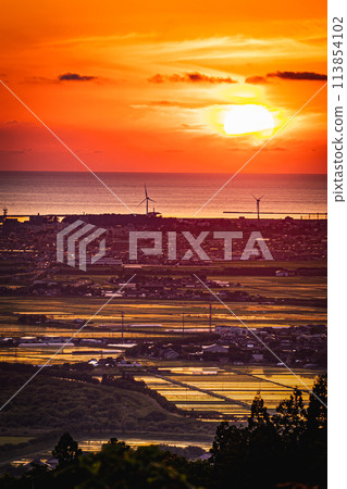 【莊內風景】夕陽下可以看到莊內平原和日本海_朝海之森（山形縣坂田市） 113854102