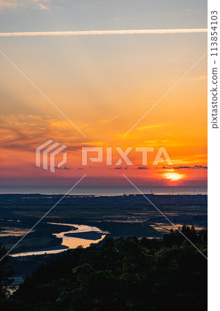【莊內風景】夕陽下可以看到莊內平原和日本海_朝海之森（山形縣坂田市） 113854103