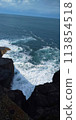 Waves to beat on rocks 113854518