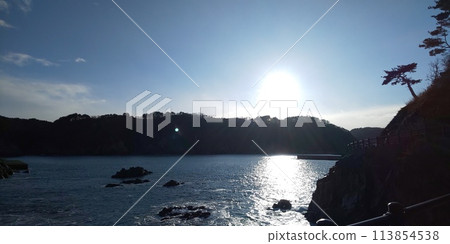 sun setting into the sea sun setting into the sea 113854538