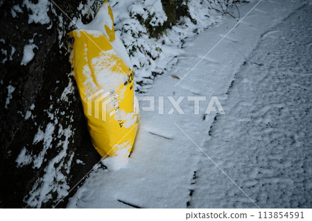 一袋氯化鈣放在雪路上 一袋氯化鈣放在雪路上 113854591