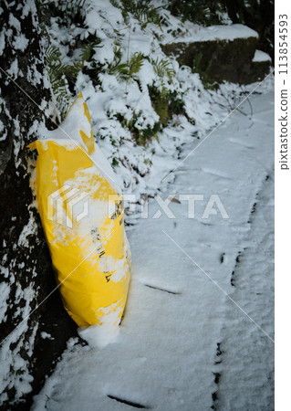 道路上放置氯化鈣 113854593