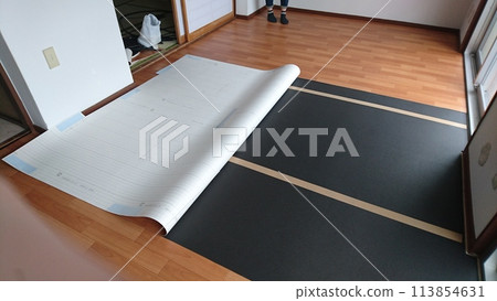 DIY: Putting flooring sheets over insulation sheets 113854631