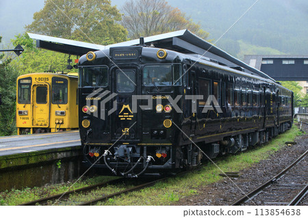 由布院站排列的關八一六觀光列車和木波125型柴油列車（JR九州） 113854638