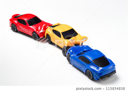 微型車因多次碰撞而變形的影像 113854838