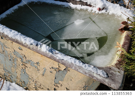 Ice cracking in an aquarium 113855363