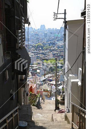 A residential area around Seoul Station with steep stairs [Korea/Huamu-dong] 113855410