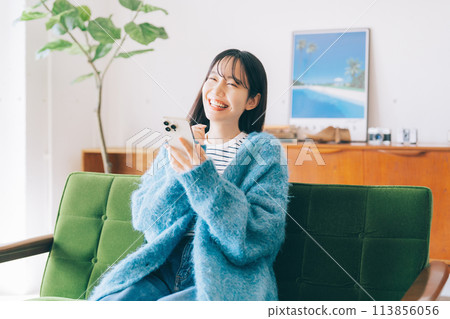 女人在沙發上使用智能手機 113856056