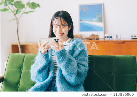 女人在智能手機上觀看視頻 113856060