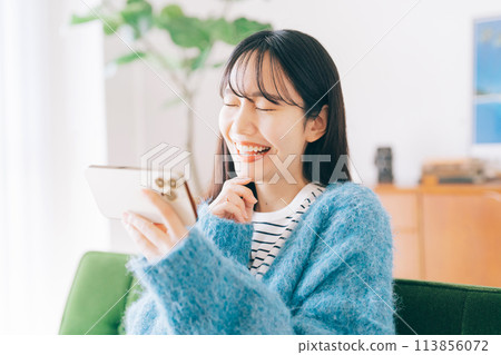 女人在智能手機上觀看視頻 113856072