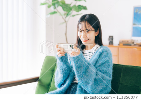女人在智能手機上觀看視頻 113856077
