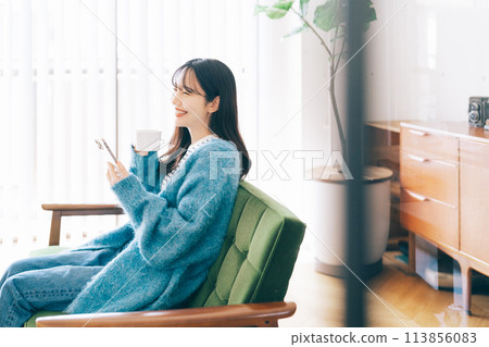 女人在沙發上使用智能手機 113856083