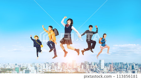 一群學生在城市背景下跳躍 113856181