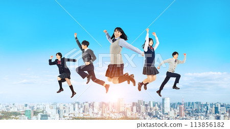 一群學生在城市背景下跳躍 113856182