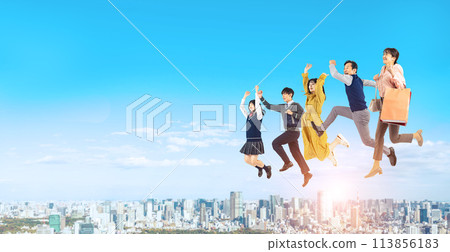 以城市為背景的家庭跳躍 113856183