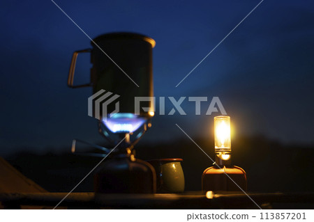 露營夜間瓦斯燃燒器和煤氣燈 113857201