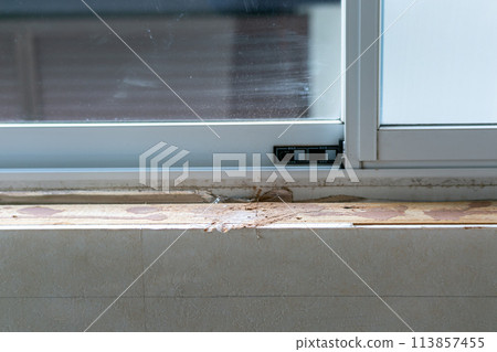 Western-style room renovation: Replacement of sash tray 113857455