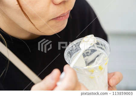 吃凍糕的女人的手 113859003