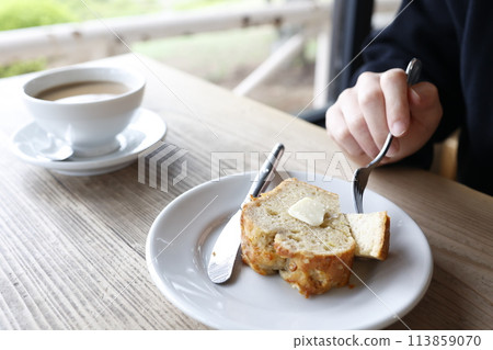早餐香蕉麵包和牛奶咖啡 早餐香蕉麵包和牛奶咖啡 113859070