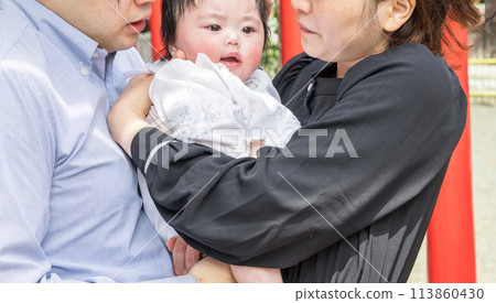 [Parents, baby visiting shrine, and red torii gate] 113860430