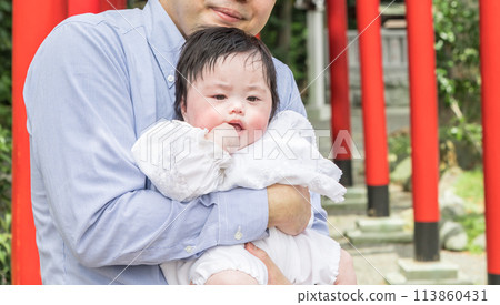 [A baby being held by his father at a shrine visit and a red torii gate] 113860431