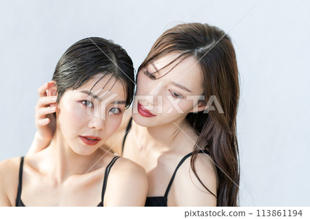 Young women's beauty Young women's beauty 113861194