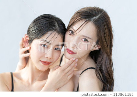 Young women's beauty 113861195