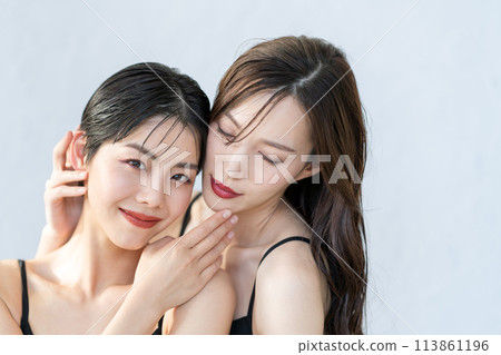 Young women's beauty Young women's beauty 113861196