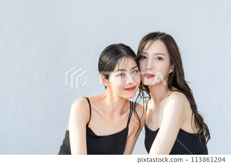 Young women's beauty Young women's beauty 113861204