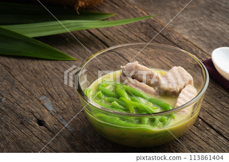 Lod chong with taro,Thai dessert made from flour in palm sugar syrup and coconut milk in glass bowl 113861404