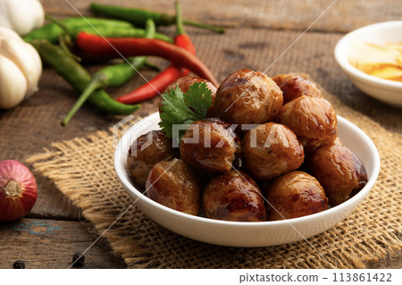 Thai Sausage Feast,fermented pork and rice sausage (Sai Krok Isan) in white plate with vegetables 113861422