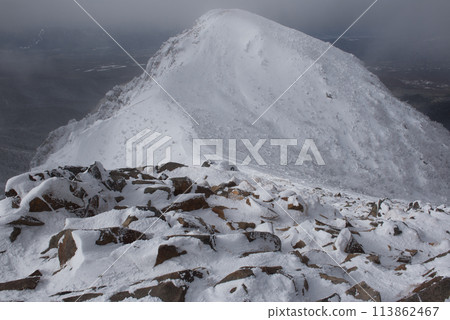 仲冬時節，長野縣茅野市東天狗山頂上看到的西天狗、石頭和雪景 113862467