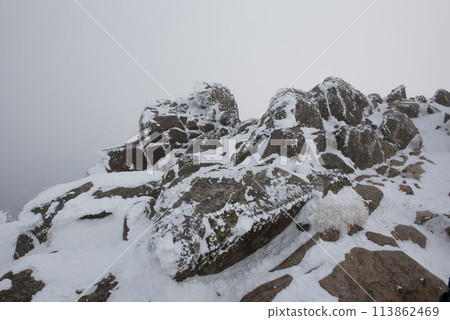 Stones and snow scenery on the Shibunoyu route (Higashi Tengu to Nakayama Pass) of Mount Higashi Tengu in the harsh winter in Chino City, Nagano Prefecture 113862469