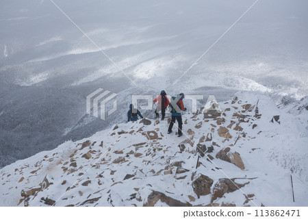 Stones, climbers and snow scenery on the Shibunoyu route (Higashi Tengu to Nakayama Pass) of Mount Higashi Tengu in the harsh winter in Chino City, Nagano Prefecture 113862471
