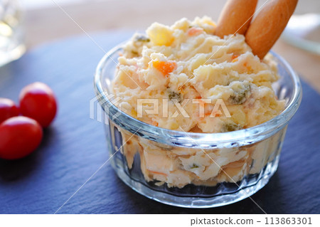 Potato salad made with tuna, eggs and plenty of vegetables 113863301