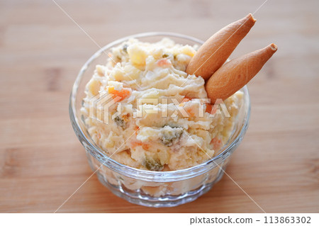 Potato salad made with tuna, eggs and plenty of vegetables 113863302