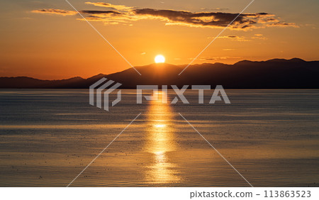 Beautiful light before sunset on Lake Biwa 113863523