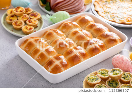 Hot cross buns, recipe for Easter brunch or breakfast 113866507