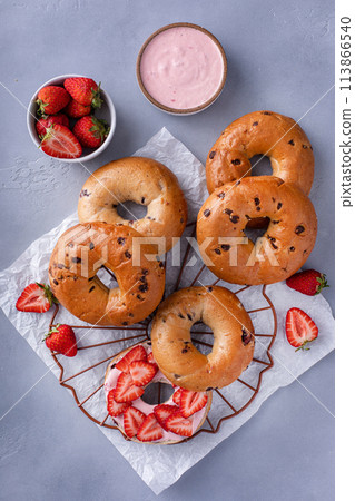 Bagels served with strawberry cream cheese and fresh strawberries Bagels served with strawberry cream cheese and fresh strawberries 113866540